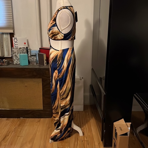 Fashion Nova blue and browns swirly maxi dress with back slit & stomach cut out - Picture 5 of 7